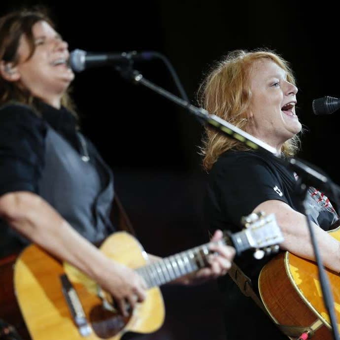 Indigo Girls - Mobile - Indigo Girls perform at Red Butte Garden in Salt Lake City, Utah