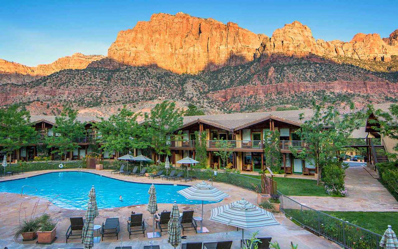 Desert Pearl Inn | Photo Gallery | 11 - Amazing red rock views surround the hotel.