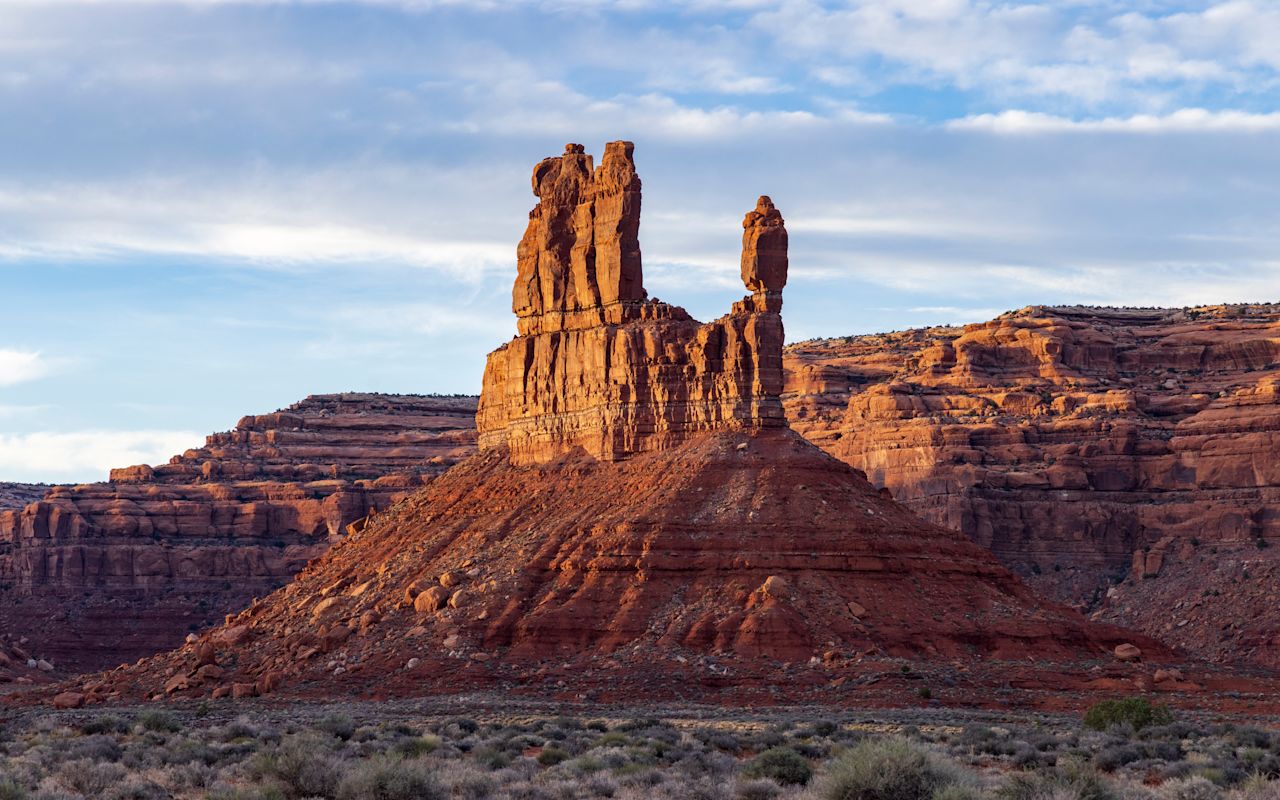 Valley of the Gods rock formation - Majestic rock at Valley of the Gods