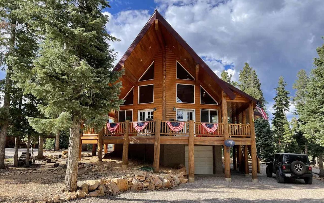 Welcome to your home away from home in Duck Creek Village at 8500 elevation! Duck Creek Village has hundreds of miles of off-roading trails. We are centrally located to explore both Bryce Canyon and Zion National Park - just 53 minutes to either entrance. Cedar Breaks National Monument and Brian Head for mountain biking or skiing even closer!