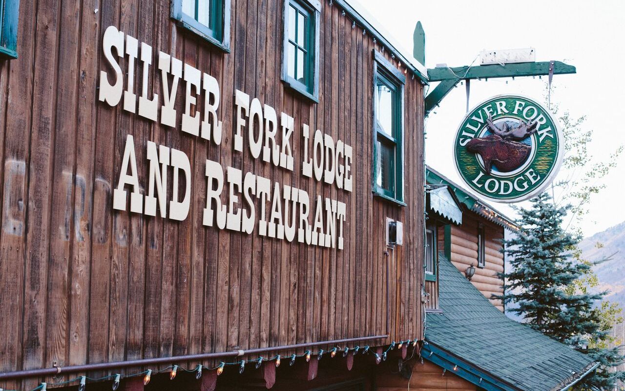 Silver Fork Lodge Bed & Breakfast | Photo Gallery | 2 - Silver Fork Lodge & Restaurant Outdoor Dining Area