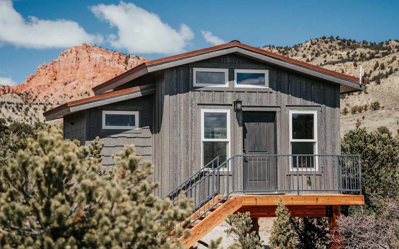 Stone Canyon Inn | Photo Gallery | 0 - Tree house Fantastic views await in the tree houses! The windows in each tree house are large which provide amazing views of the red rock of Bryce Canyon. Each tree house has a king bed, shower bathroom and loft that sleeps two children. They are equipped with a refrigerator, microwave, coffee maker, cable TV, Wi-Fi and a land line. Guests can also enjoy the use of the outdoor fire pit.