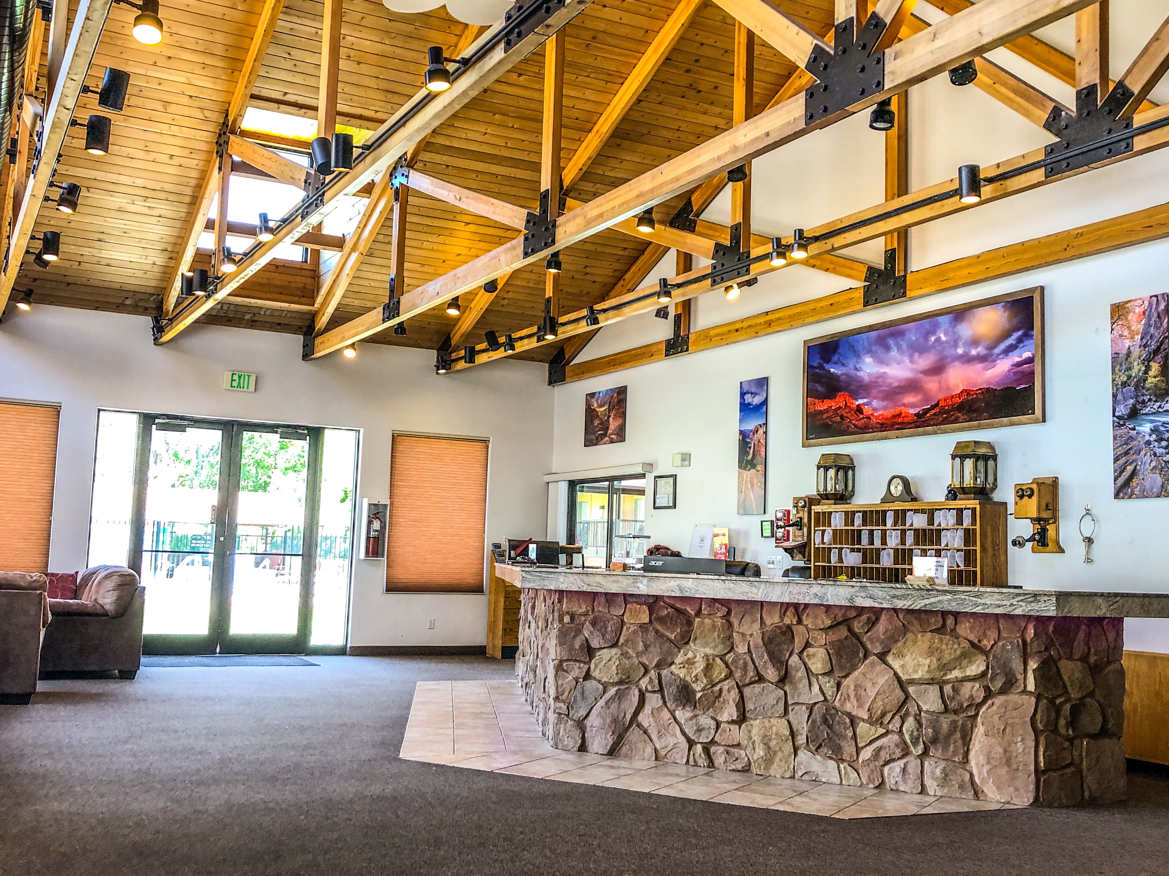 Bumbleberry Inn | Photo Gallery | 1 - Bumbleberry Lobby