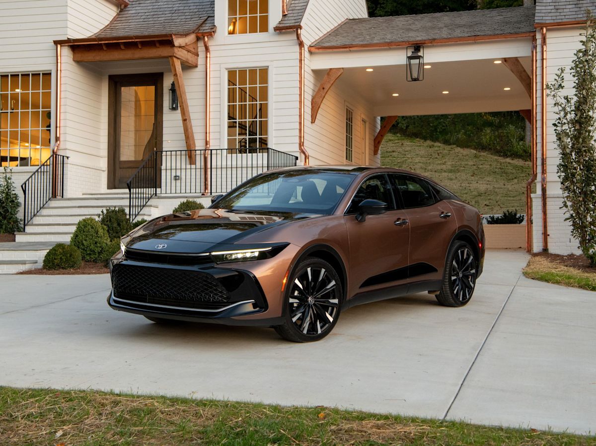 2023 Toyota Crown Platinum test drive review