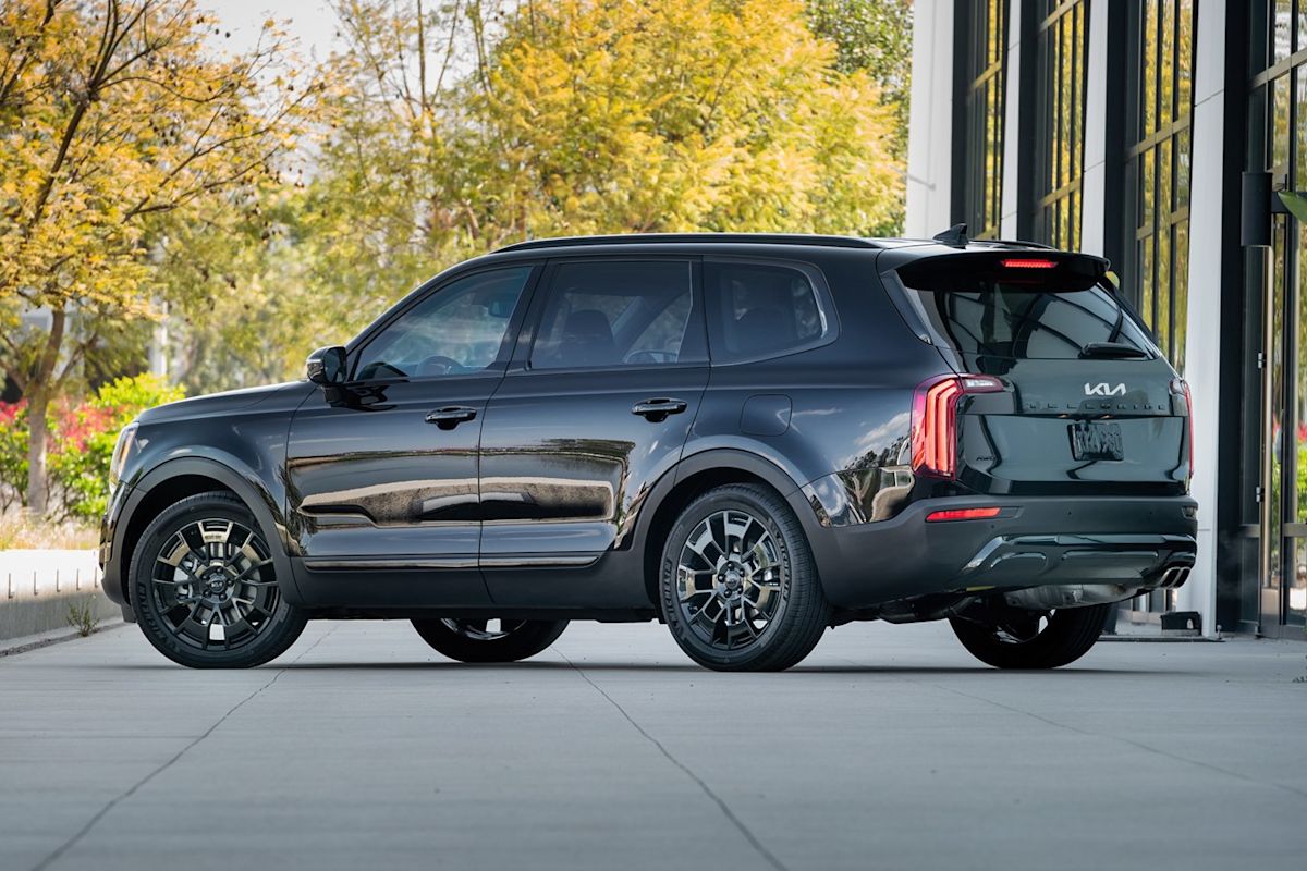 a black kia telluride parked