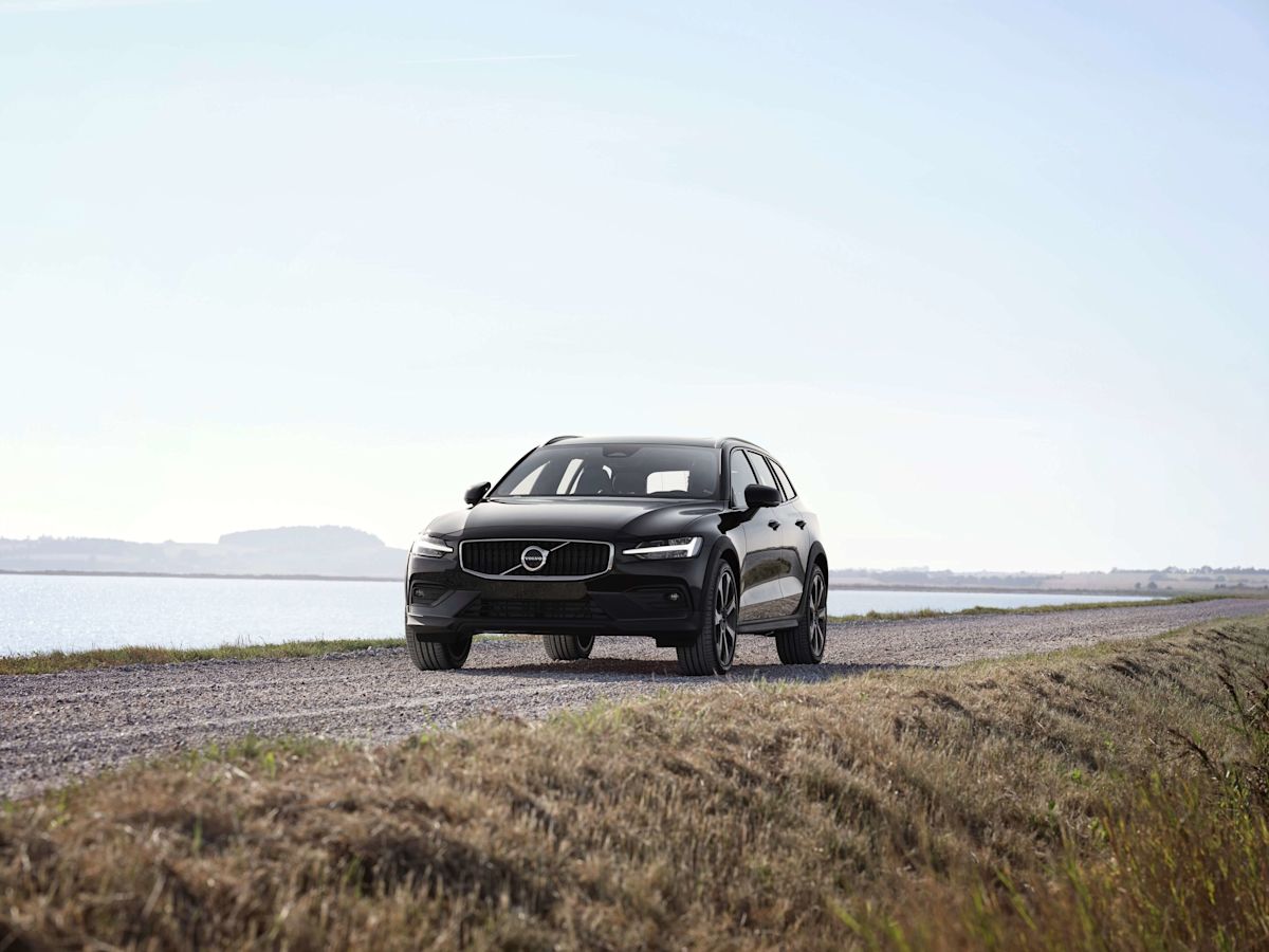 2023 Volvo V60 Cross Country B5 AWD Ultimate test drive review