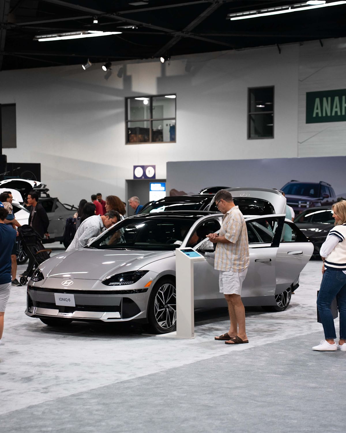 Hyundai Ioniq with people (1)