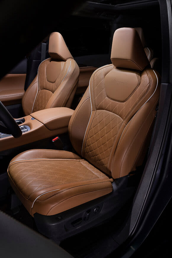 The leather front seat of a 2022 Infiniti QX60.