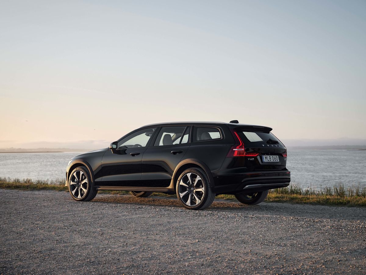 2023 Volvo V60 Cross Country B5 AWD Ultimate test drive review