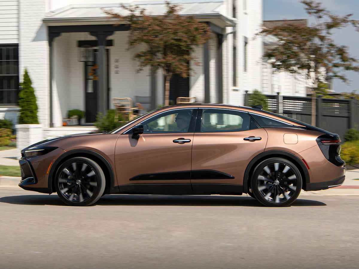 2023 Toyota Crown Platinum test drive review