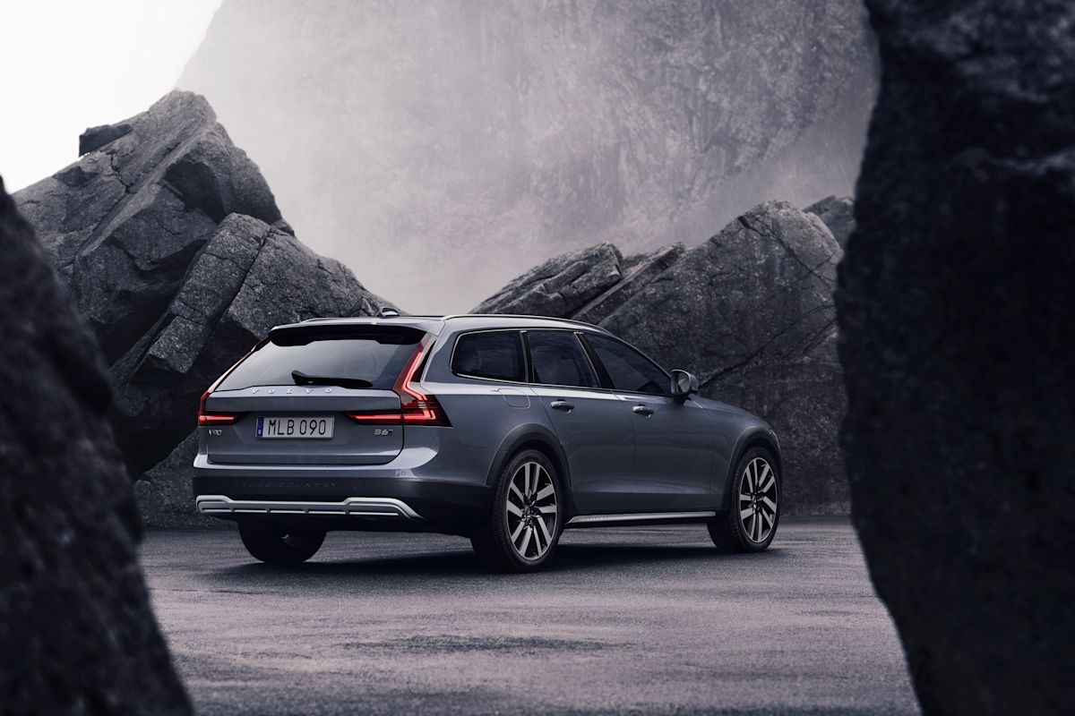 295711 The Volvo V90 B6 AWD Cross Country in Thunder Grey