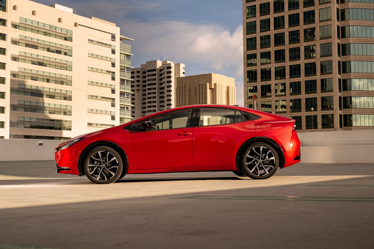 2024 PriusPrime XSE SupersonicRed 002-min