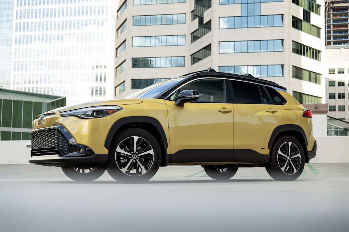 2023 Toyota Corolla Cross Hybrid XSE test drive review