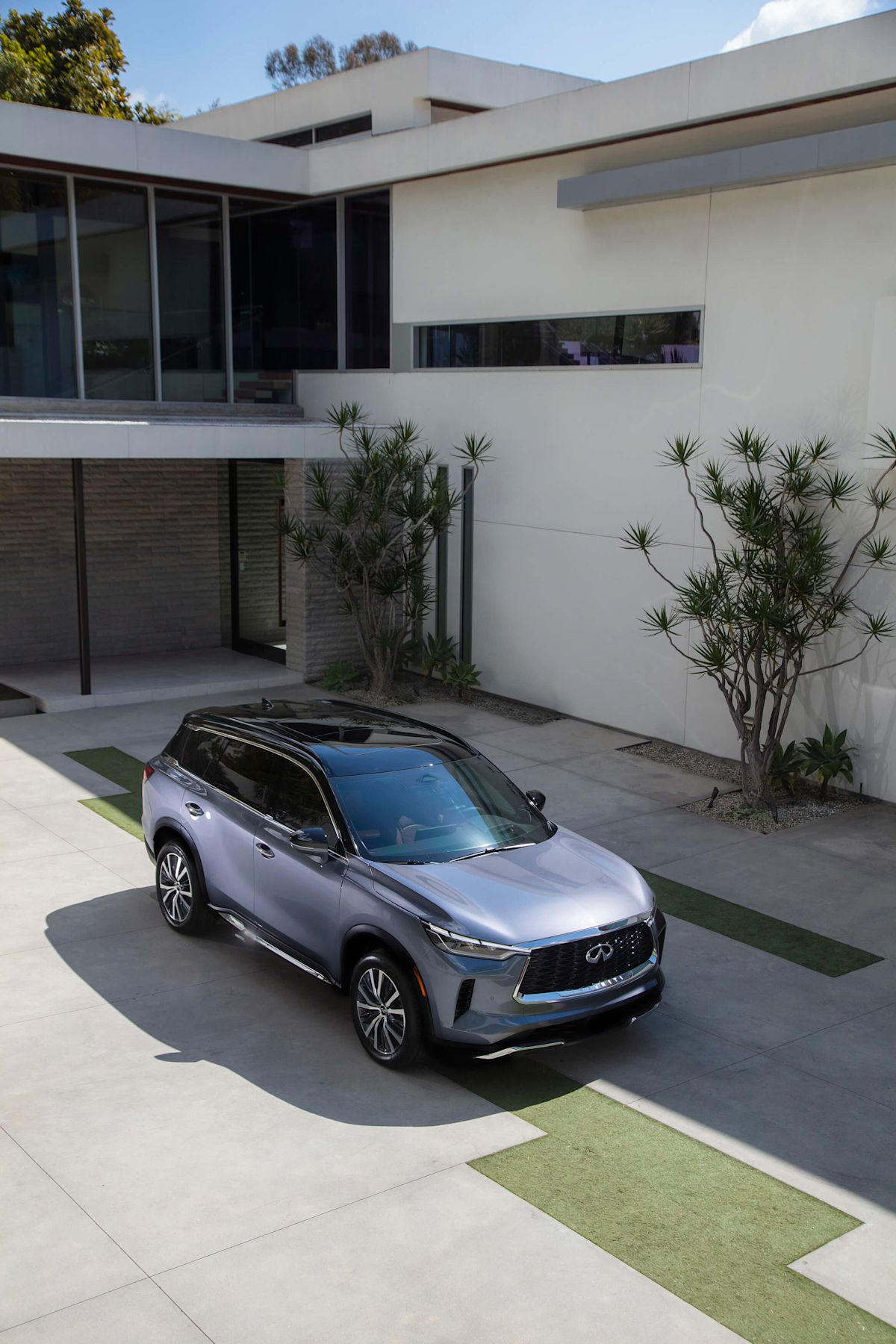 A silver 2022 Infiniti QX60 in front of a building.