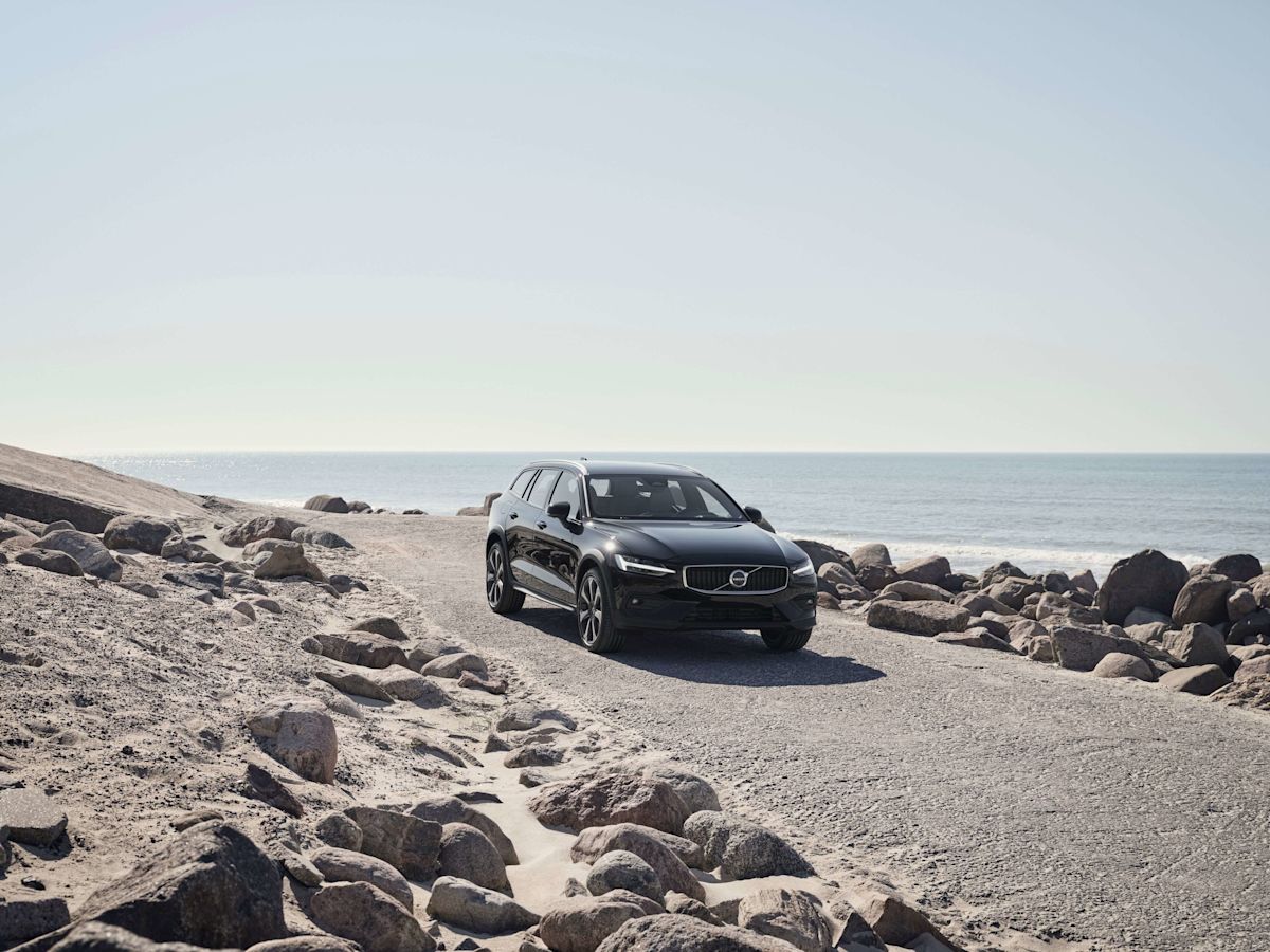2023 Volvo V60 Cross Country B5 AWD Ultimate test drive review