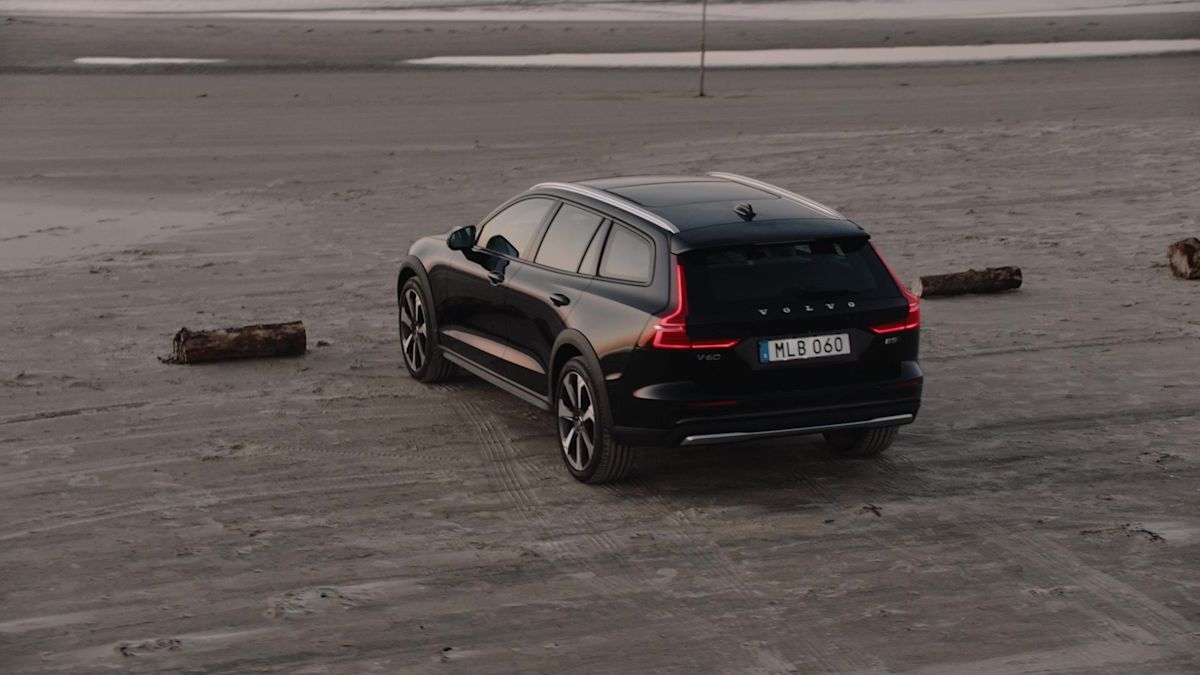 2023 Volvo V60 Cross Country B5 AWD Ultimate test drive review