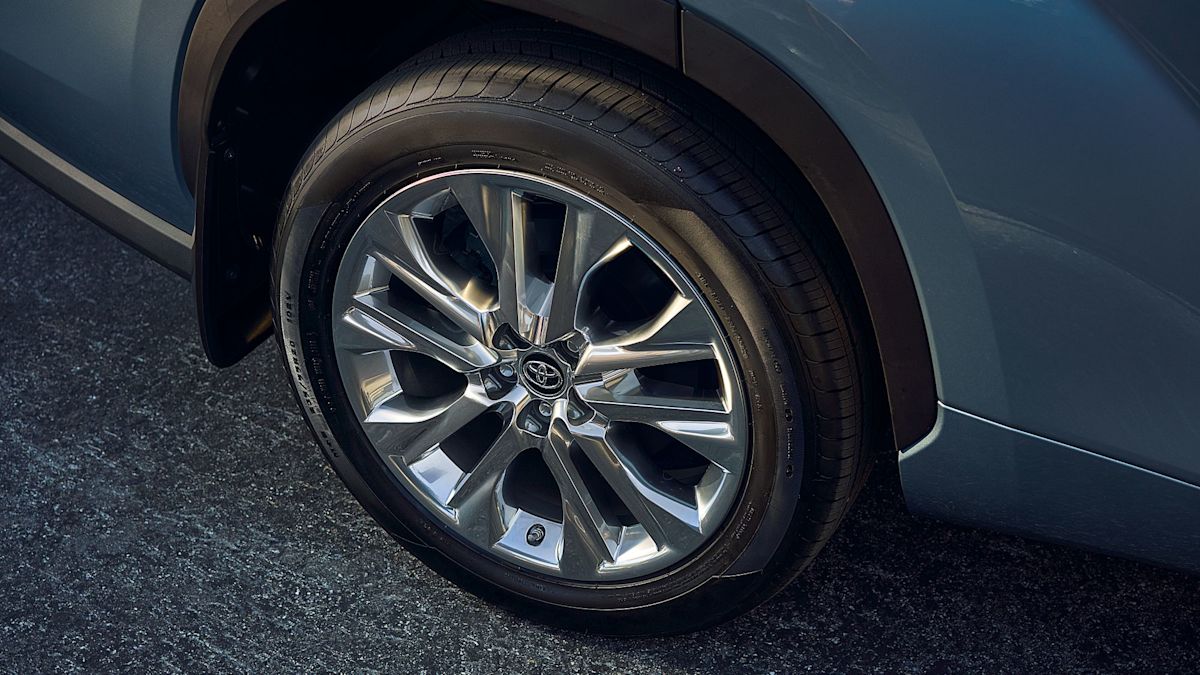 2023 Toyota Highlander Limited test drive review