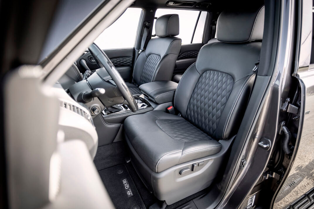 the front seats of a 2022 infiniti qx80