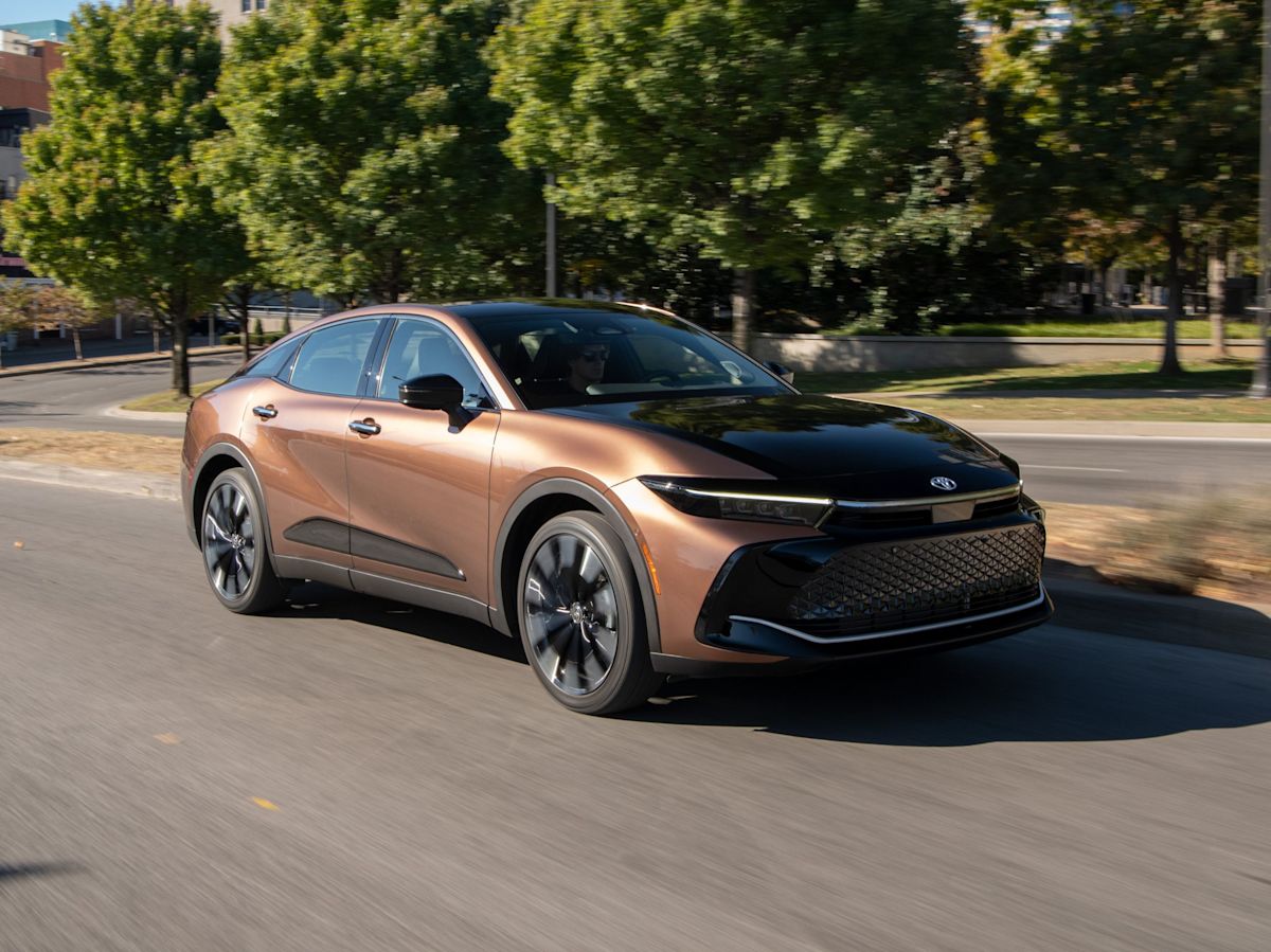 2023 Toyota Crown Platinum test drive review