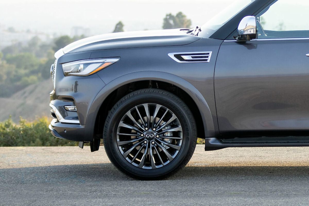 a close up of a 2022 infiniti qx80