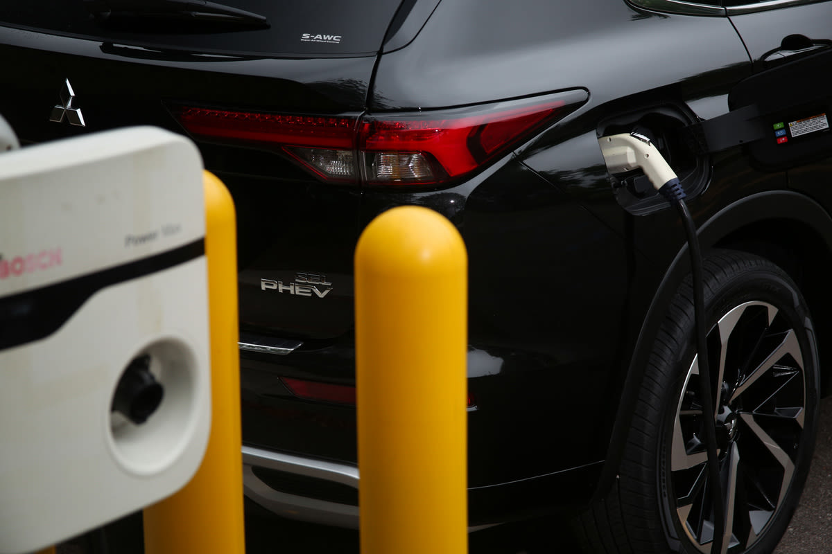 2023 Mitsubishi Outlander PHEV SEL S-AWC test drive review