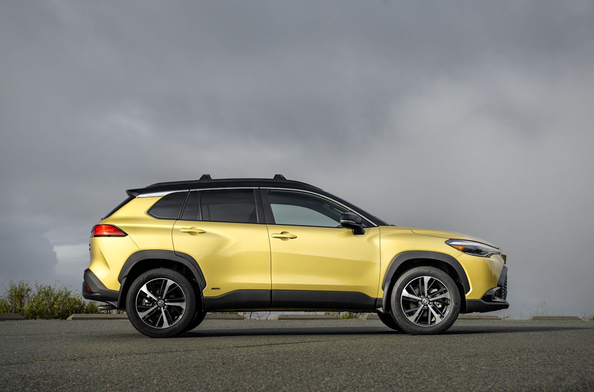 2023 Toyota Corolla Cross Hybrid XSE test drive review