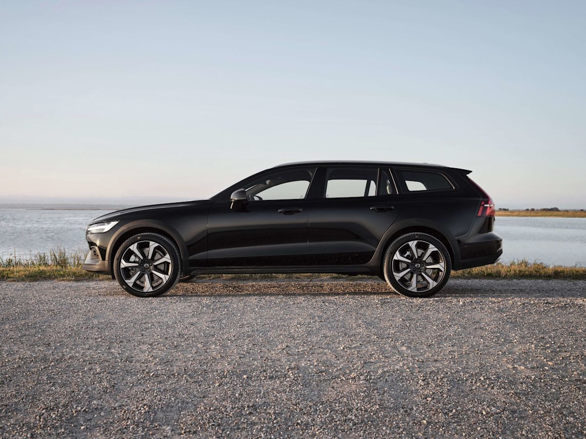 2023 Volvo V60 Cross Country B5 AWD Ultimate test drive review