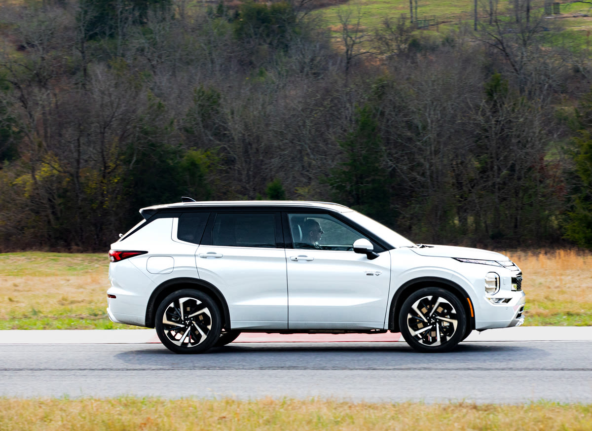 2023 Mitsubishi Outlander PHEV SEL S-AWC test drive review