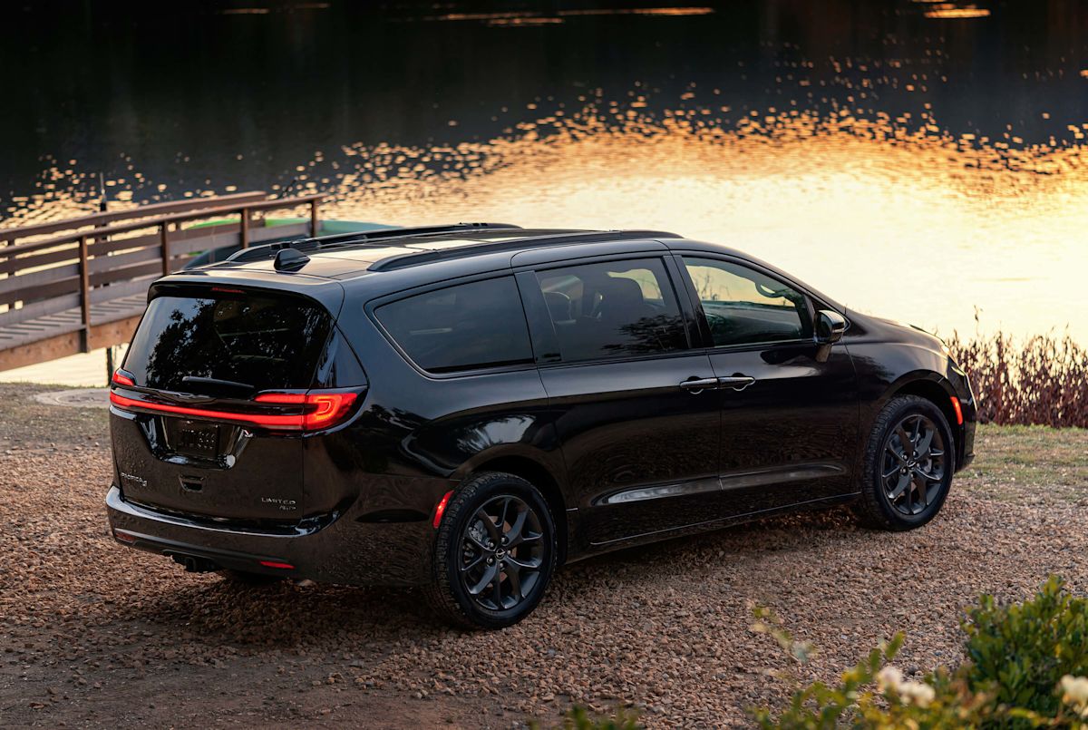 2022 Chrysler Pacifica Limited AWD Test Drive Review