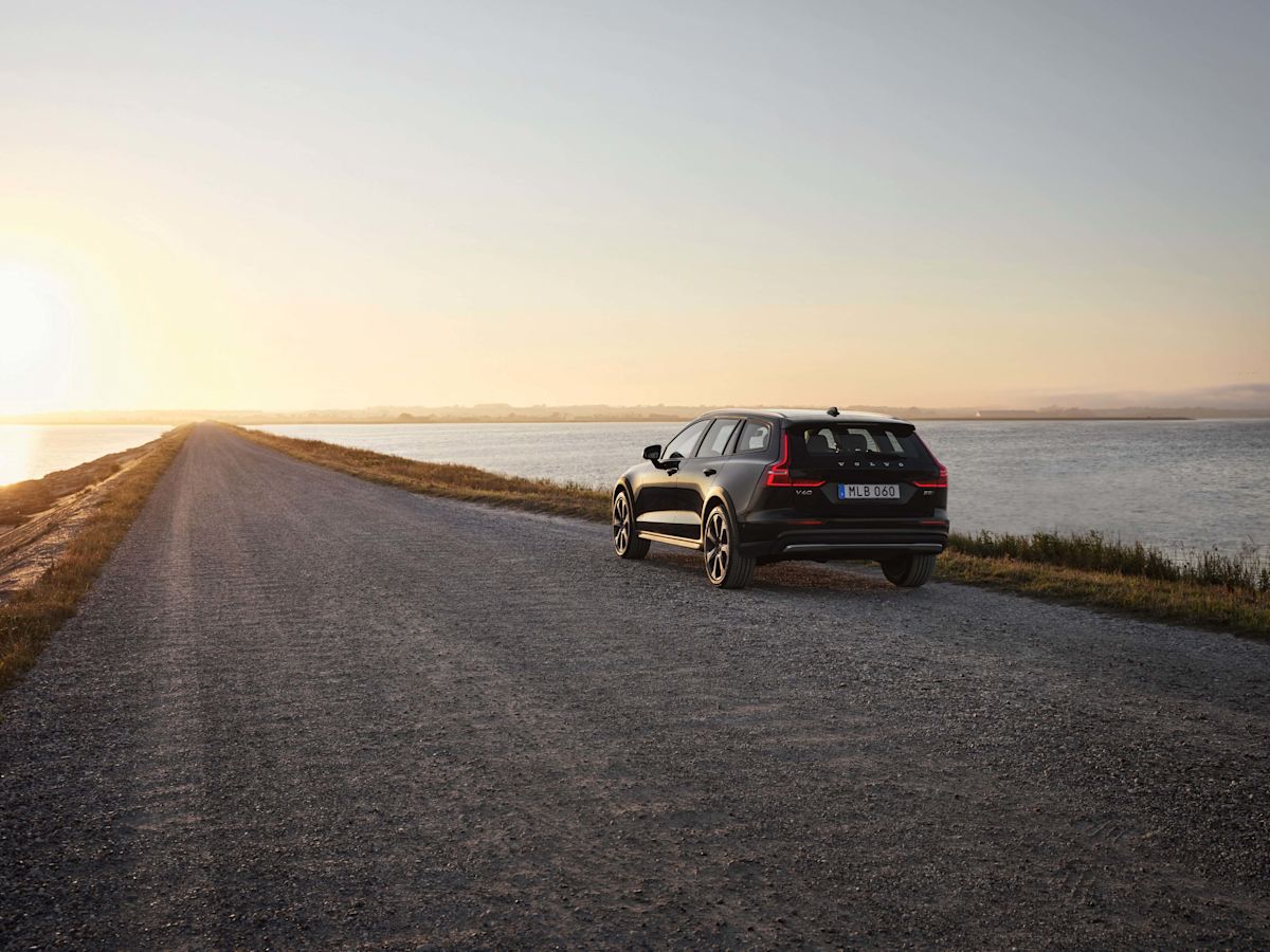 2023 Volvo V60 Cross Country B5 AWD Ultimate test drive review